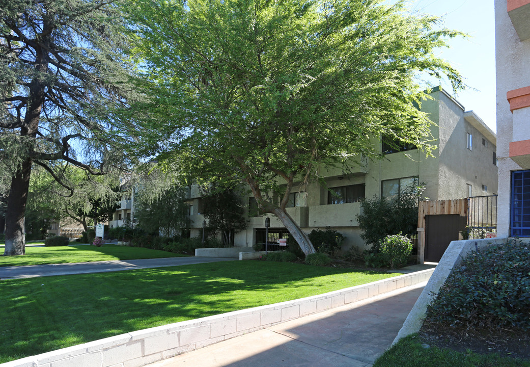 Sherman Manor in Van Nuys, CA - Building Photo