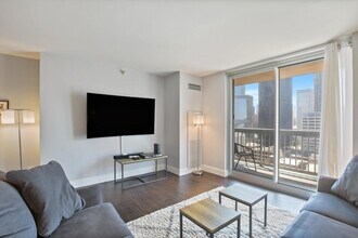 545 N Dearborn St, Unit 2209 in Chicago, IL - Foto de edificio - Building Photo