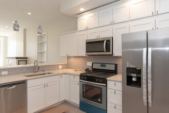 1815 N Clybourn Ave, Unit J02P in Chicago, IL - Foto de edificio - Building Photo