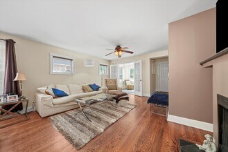 153 Barrypoint Rd, Unit Barry1stfloor in Riverside, IL - Foto de edificio - Building Photo