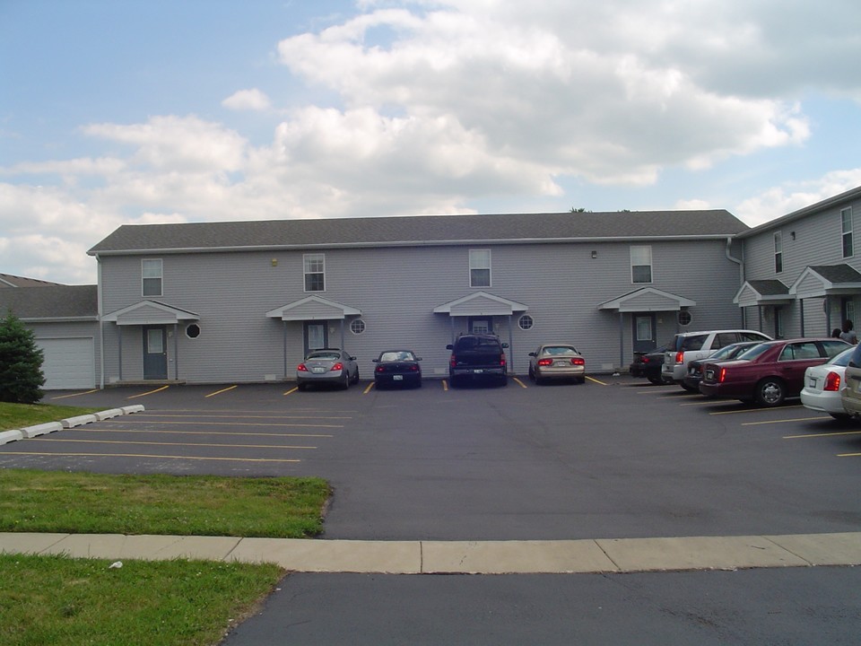 Ridge Road Apartments in Dekalb, IL - Building Photo