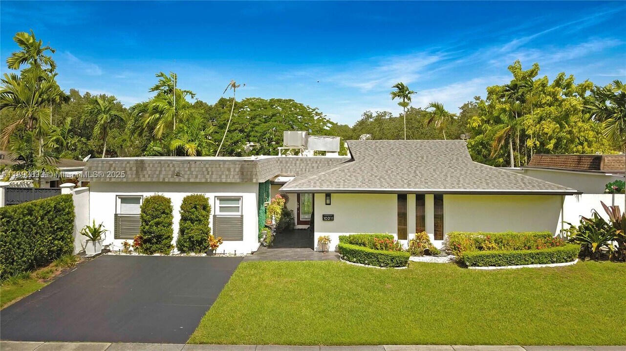 10211 SW 80th St in Miami, FL - Foto de edificio