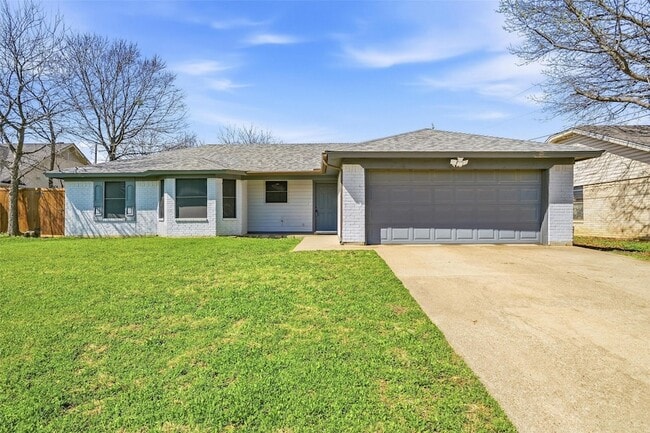 416 Colonial Pl in Everman, TX - Foto de edificio - Building Photo