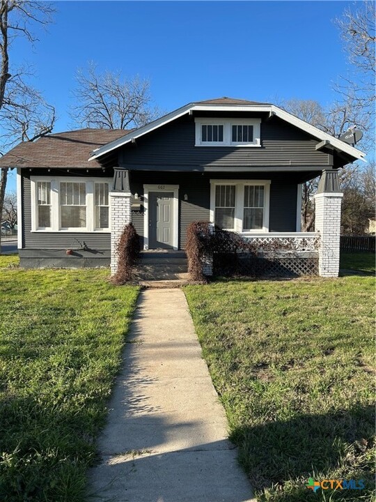 602 E Court St in Seguin, TX - Building Photo