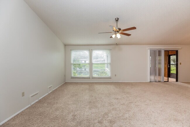 6205 37th Ave W in Bradenton, FL - Foto de edificio - Building Photo