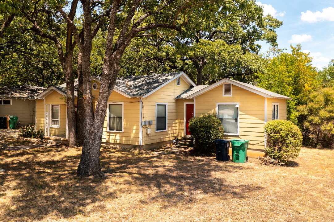 1305 Fannin St in Denton, TX - Building Photo