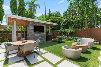 221 NE 44th St in Miami, FL - Foto de edificio - Building Photo