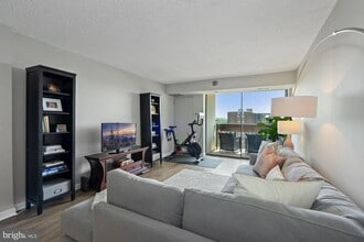 5300 Holmes Run Pky, Unit 1412 in Alexandria, VA - Building Photo - Building Photo