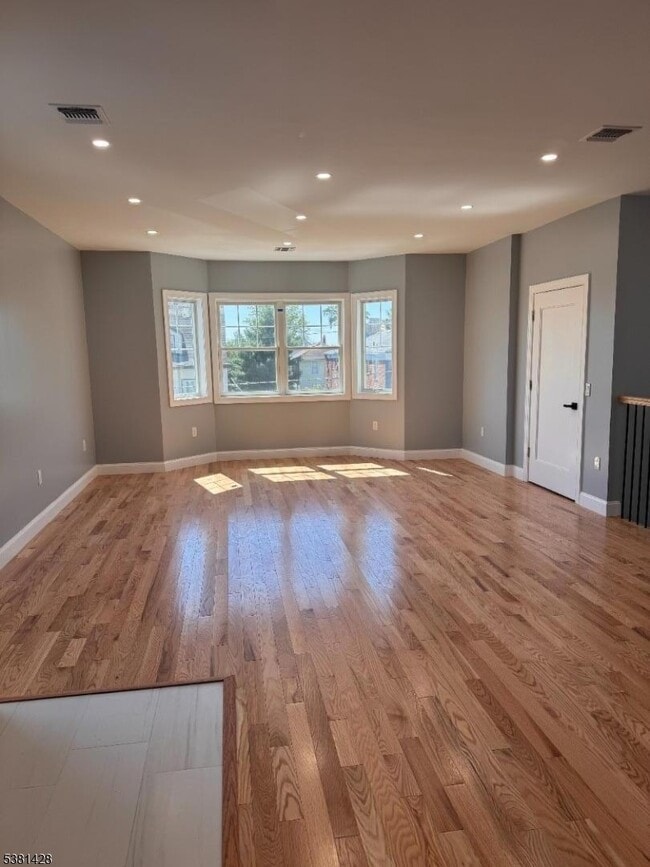 31 Grove St in Paterson, NJ - Building Photo - Building Photo