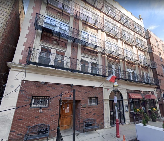 32 Fleet St, Unit #B in Boston, MA - Foto de edificio - Building Photo