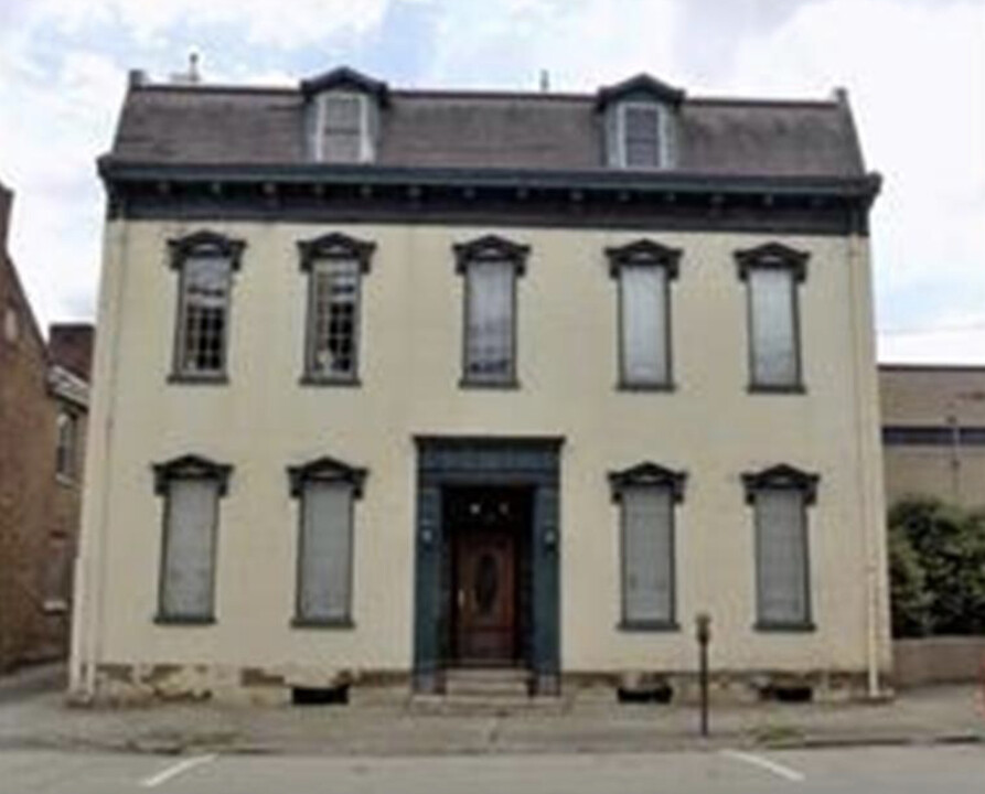 15 W Church St in Uniontown, PA - Building Photo