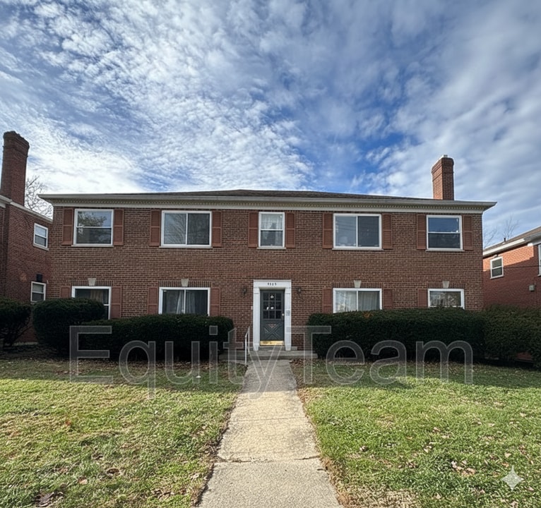 5933 Oakwood Ave in Cincinnati, OH - Building Photo