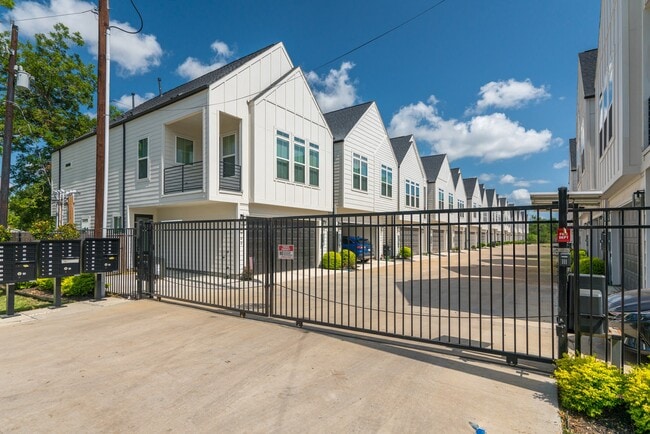 5715 White Magnolia St. in Houston, TX - Building Photo - Building Photo