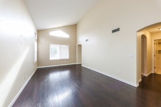 1111 W Wagoner Rd, Unit 1 in Phoenix, AZ - Foto de edificio - Building Photo