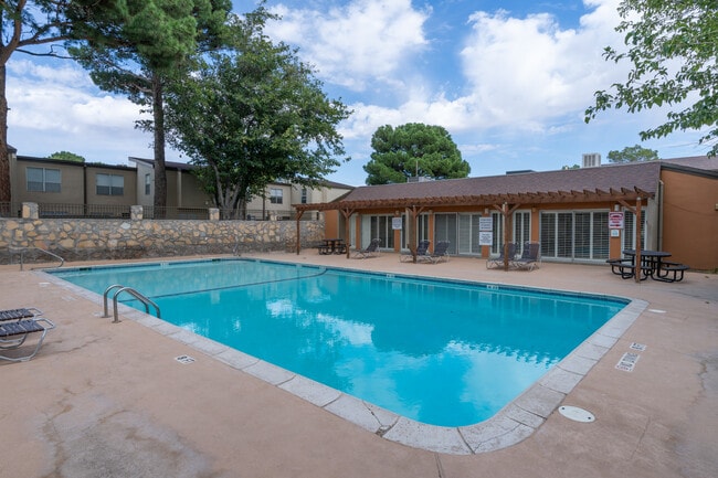 Butterfield Trail Apartments in El Paso, TX - Foto de edificio - Building Photo