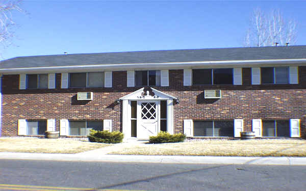 Colonial Apartments in Littleton, CO - Building Photo