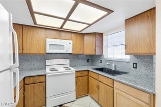 3823 S Maryland Pkwy in Las Vegas, NV - Foto de edificio - Building Photo