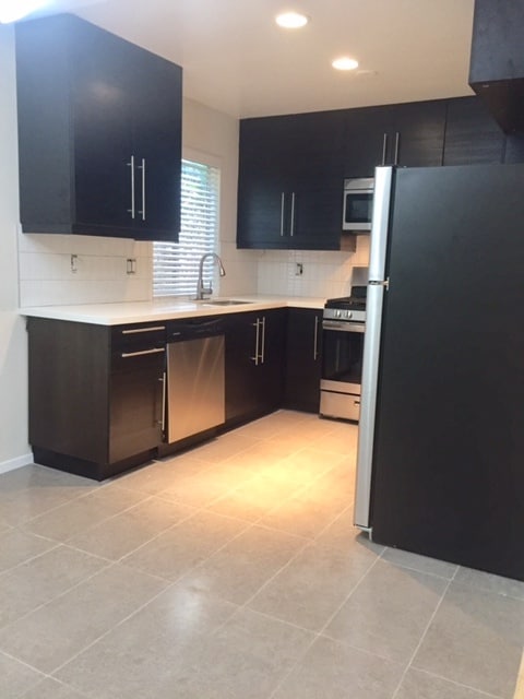 177 Douglas St, Unit #1 in Los Angeles, CA - Foto de edificio - Building Photo