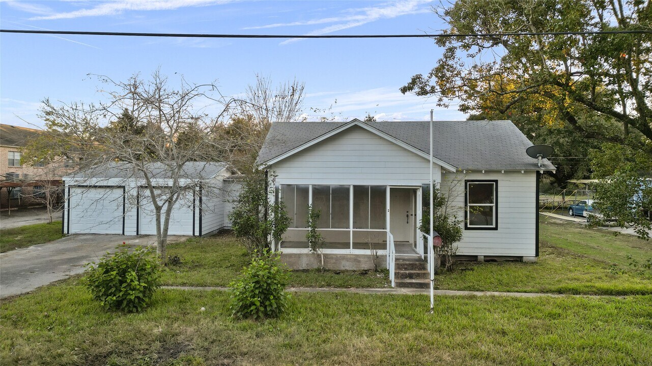 2027 Scott St in La Marque, TX - Building Photo