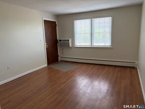 201 Regan Rd in Vernon, CT - Building Photo - Building Photo