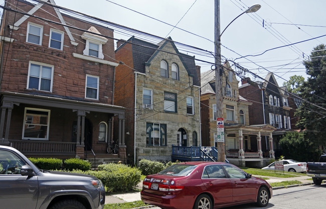 5526 Howe St in Pittsburgh, PA - Foto de edificio - Building Photo