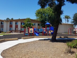 Meadowbrook in San Diego, CA - Foto de edificio - Building Photo