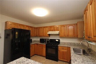 1 Lincoln Ct in Woodbury, NY - Building Photo - Building Photo