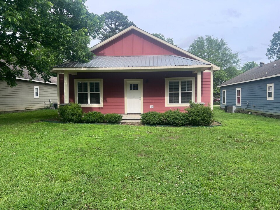 202 N Holly St in Beebe, AR - Foto de edificio
