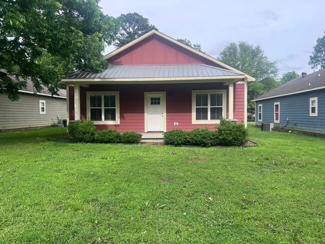property at 202 N Holly St