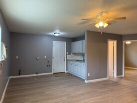 8010 Roswell St in Houston, TX - Building Photo