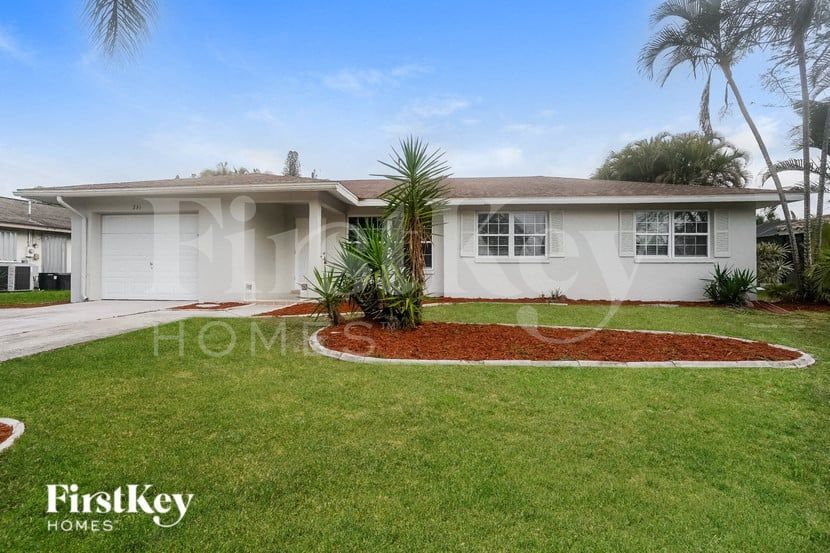 331 SE 46th Ln in Cape Coral, FL - Building Photo