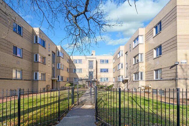 2046 E 72nd Pl in Chicago, IL - Building Photo - Building Photo