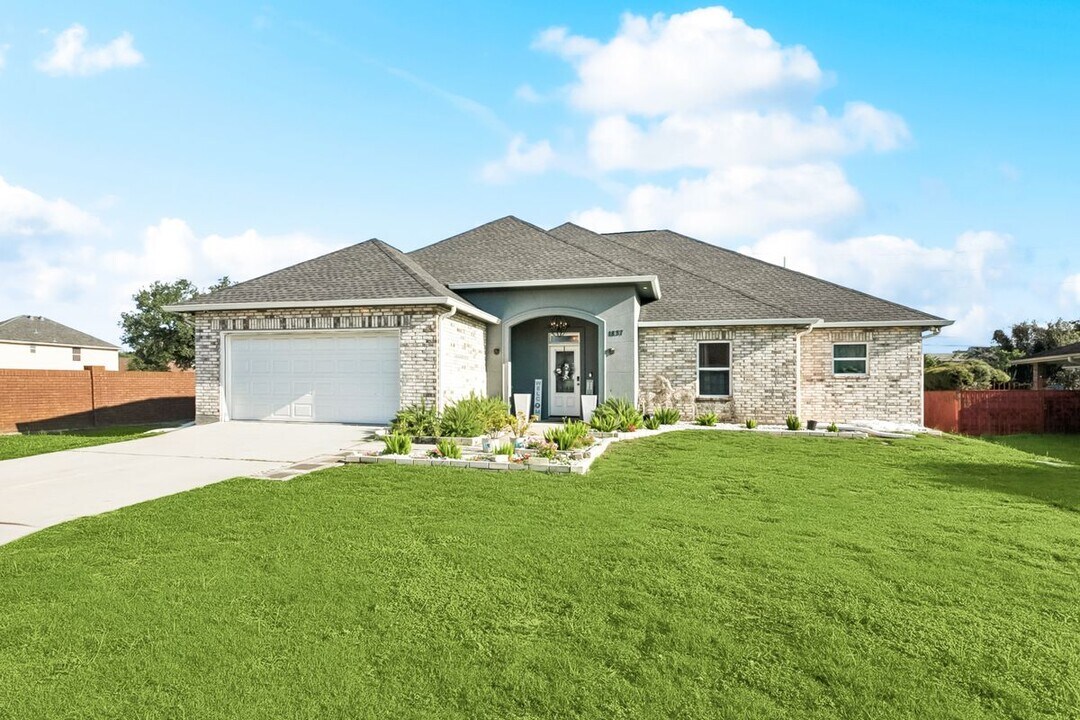 1837 Lake Superior Dr in Harvey, LA - Building Photo