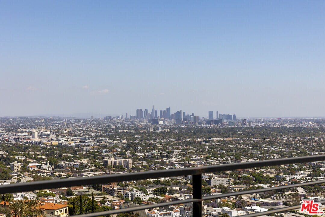 8650 Hollywood Blvd in Los Angeles, CA - Building Photo