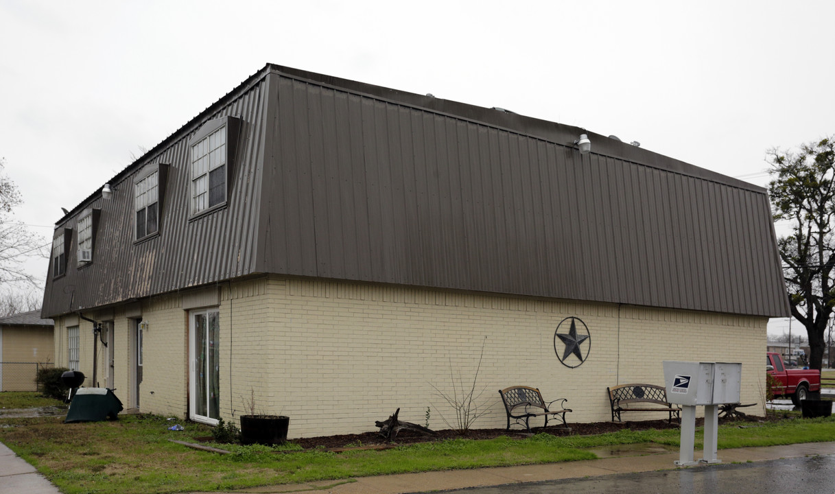 200 E Main St in Quinlan, TX - Building Photo