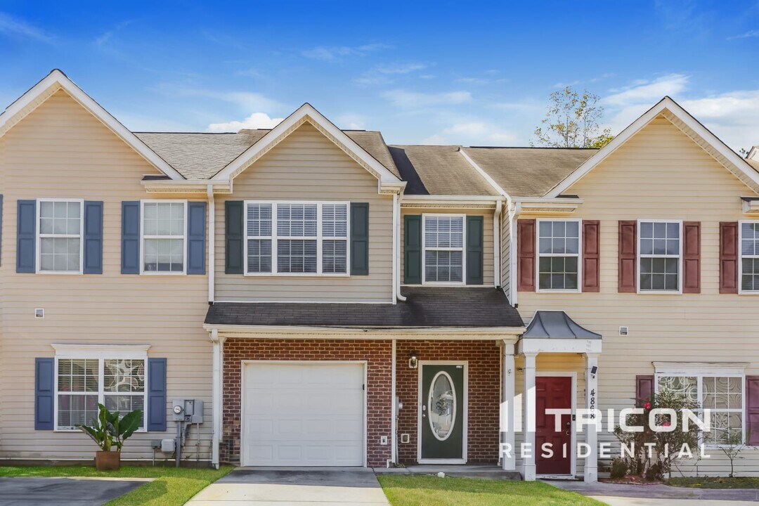 4864 Sierra Way in College Park, GA - Foto de edificio