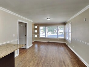 5715 N Nagle Ave in Chicago, IL - Foto de edificio - Building Photo