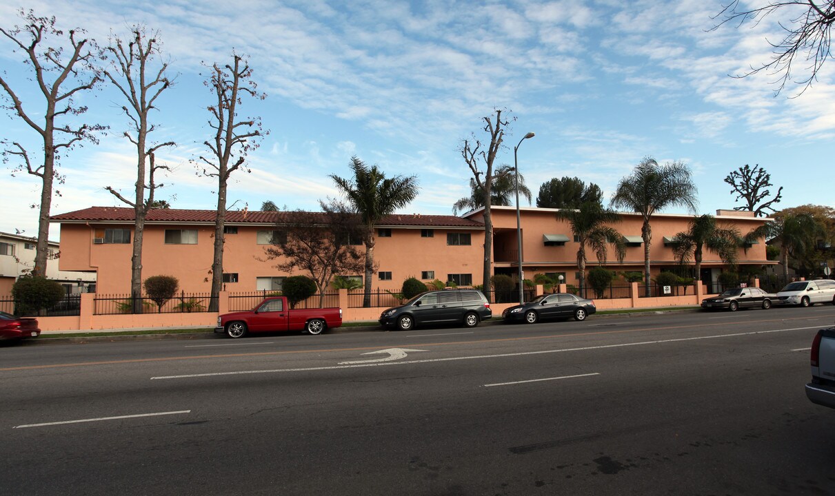 7330 Corbin Ave in Reseda, CA - Foto de edificio