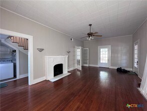 410 Burleson St in San Marcos, TX - Foto de edificio - Building Photo
