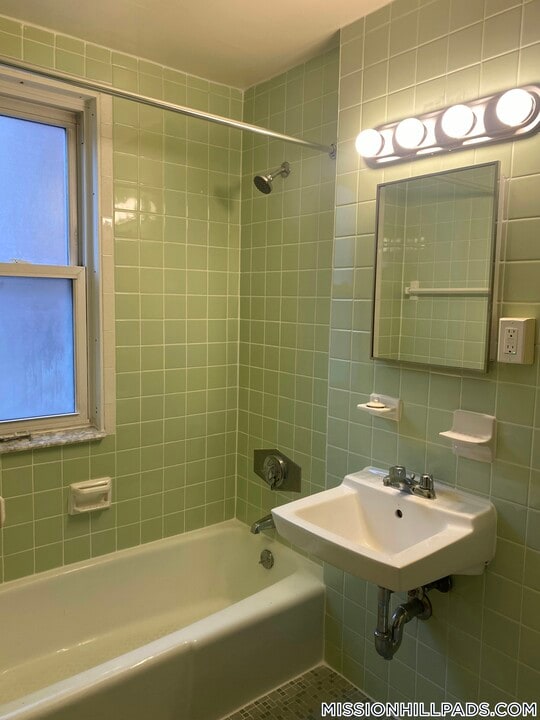 62 S Huntington Ave in Boston, MA - Foto de edificio