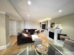 27 Telegraph St, Unit 1 in Boston, MA - Foto de edificio - Building Photo