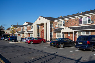 Town House Apartments in Burlington, NJ - Building Photo - Building Photo