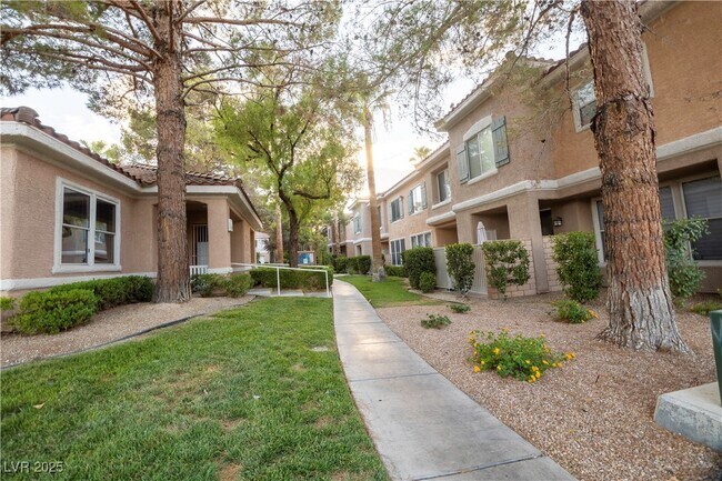 251 S Green Valley Pkwy in Henderson, NV - Building Photo - Building Photo