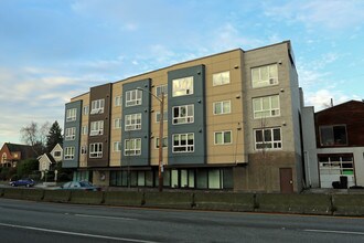 Green Lake Tyee (The Clarke) in Seattle, WA - Building Photo - Building Photo