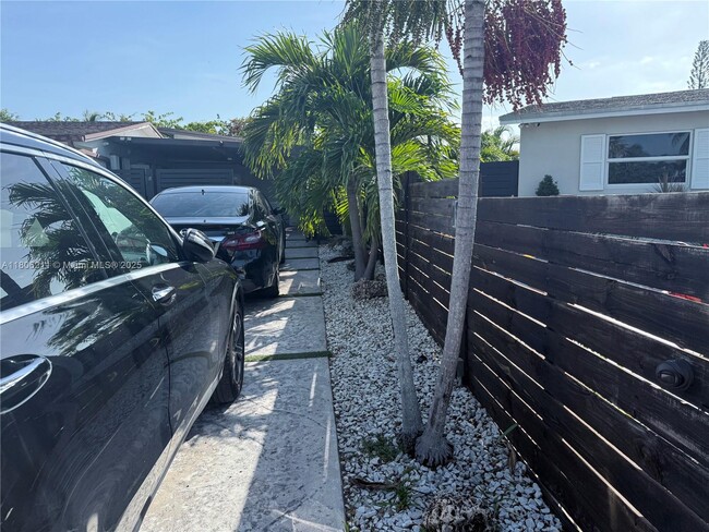 16700 NW 72nd Ct in Hialeah, FL - Building Photo - Building Photo