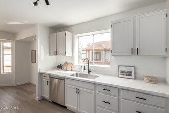 8520 W Palm Ln in Phoenix, AZ - Building Photo - Building Photo