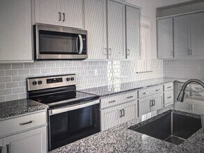 2079 Dennis Ln in Santa Rosa, CA - Building Photo - Building Photo