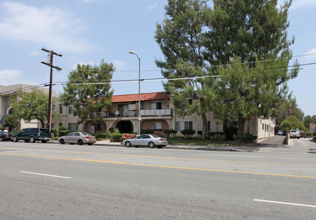 The Madrid in Van Nuys, CA - Foto de edificio