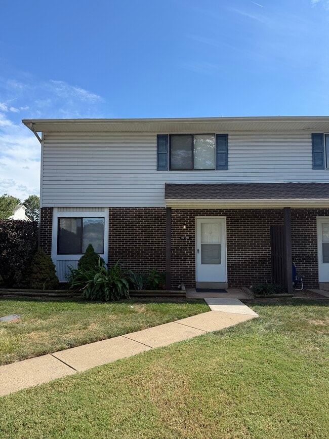 9015 Sandalwood Dr, Unit B in Manassas, VA - Foto de edificio - Building Photo