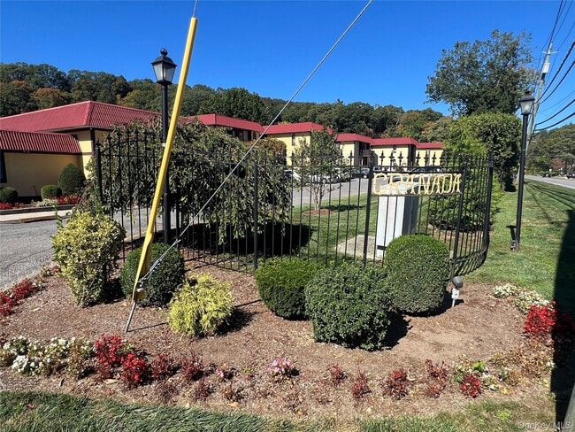 2 Granada Crescent in White Plains, NY - Building Photo - Building Photo